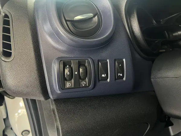 Opel Vivaro 2018 - 22600 EUR, 131722 km - AUTO.MOTO.pt - 131722km - foto 17 de 24