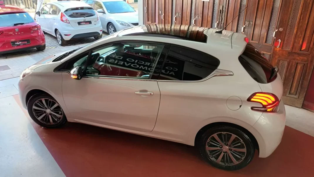 Peugeot 208 2016 - 11690 EUR, 138481 km - AUTO.MOTO.pt - 138481km - foto 11 de 54