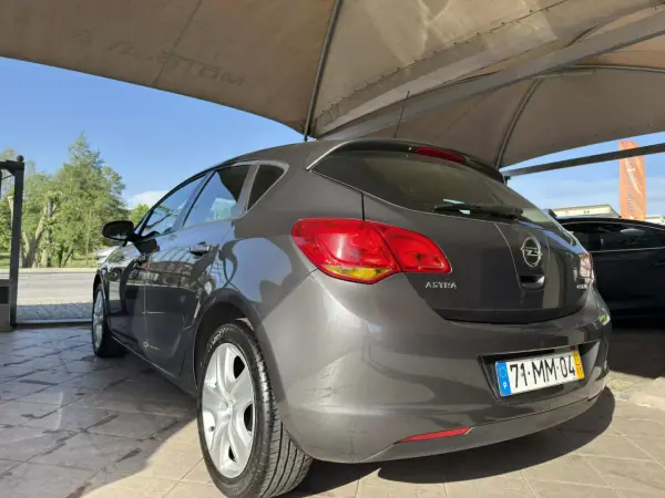 Opel Astra 2011 - 6450 EUR, 250730 km - AUTO.MOTO.pt - 250730km - foto 6 de 26