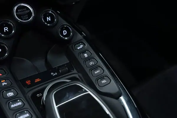 Aston Martin V8 Vantage Coupe 2019 - 144950 EUR, 31000 km - 31000km - foto 43 de 45