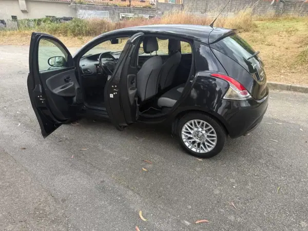 Lancia Ypsilon 2013 - 5990 EUR, 135000 km - AUTO.MOTO.pt - 135000km - foto 7 de 26