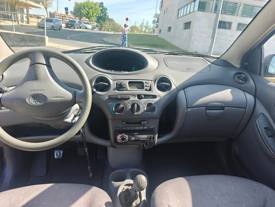 Toyota Yaris 2000 - 2500 EUR, 206000 km - AUTO.MOTO.pt - 206000km - foto 9 de 11
