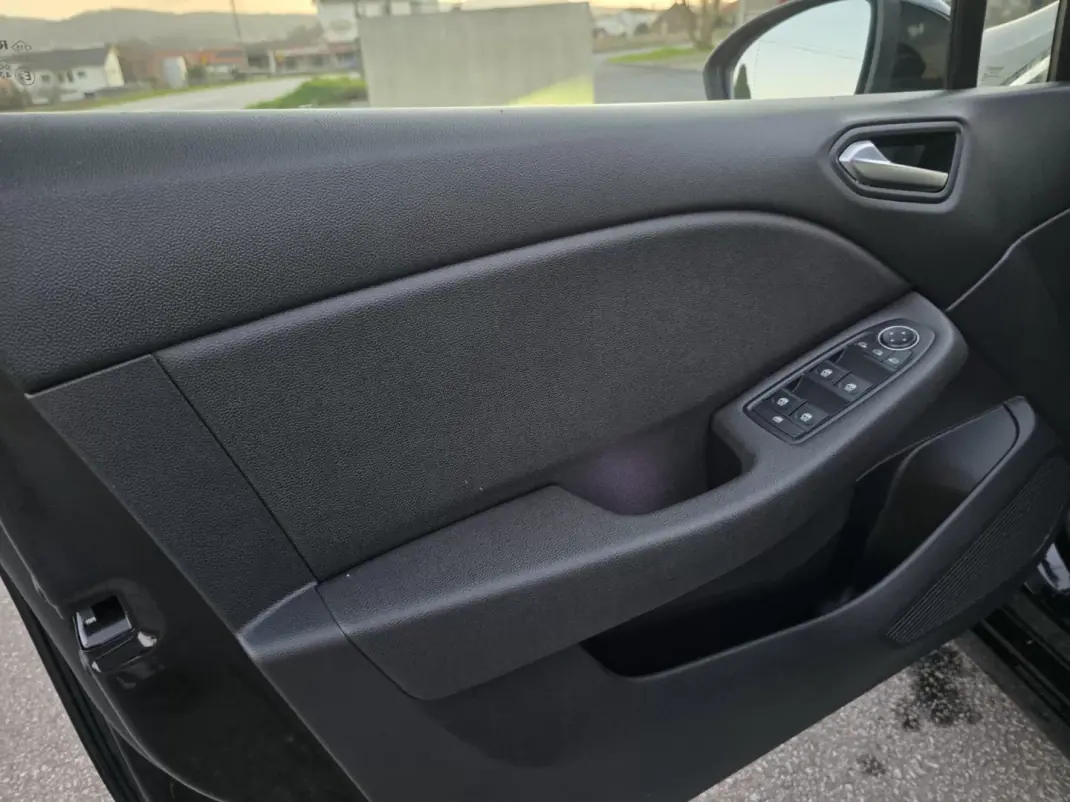 Renault Clio 2022 - 14500 EUR, 104000 km - AUTO.MOTO.pt - 104000km - foto 19 de 43