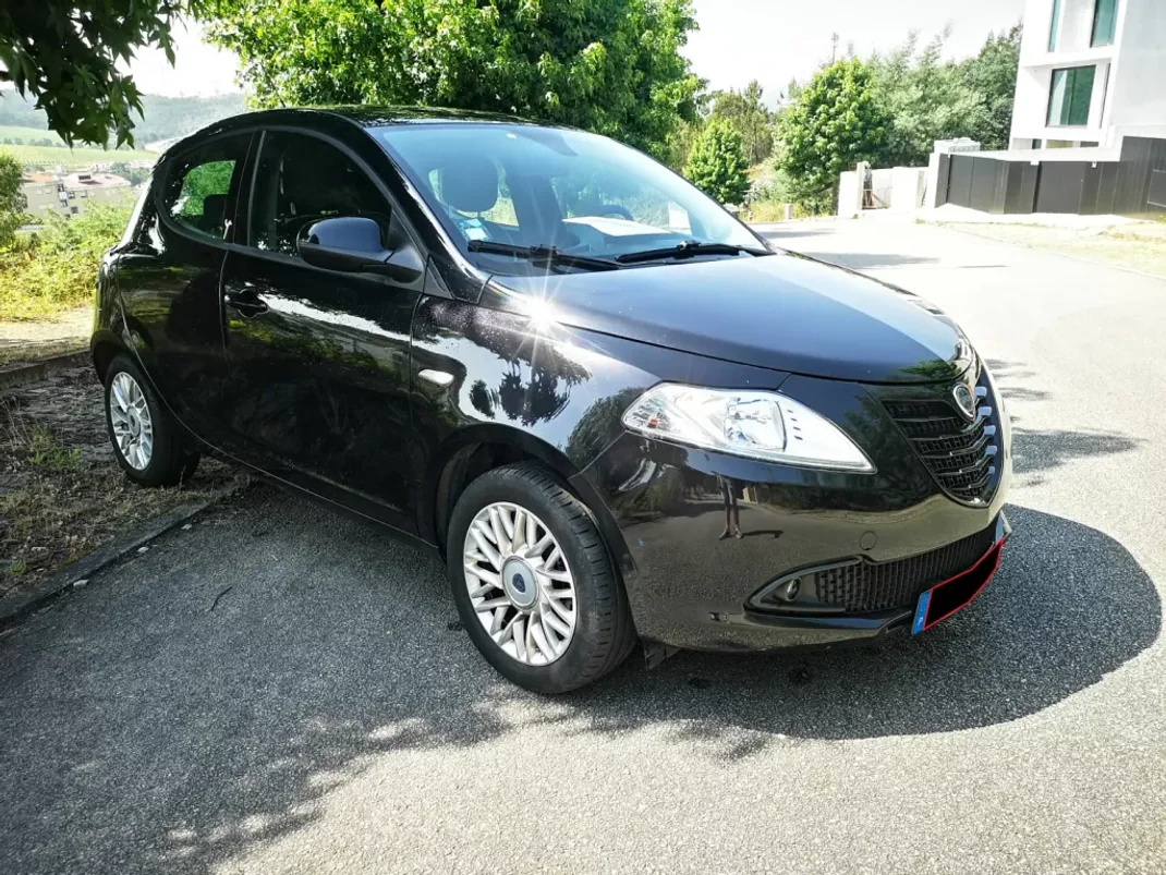 Lancia Ypsilon 2014 - 7500 EUR, 100000 km - AUTO.MOTO.pt - 100000km - foto 1 de 36