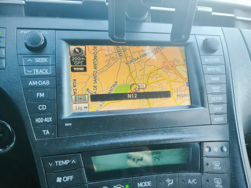 Toyota Prius 2009 - 10700 EUR, 156000 km - AUTO.MOTO.pt - 156000km - foto 7 de 11