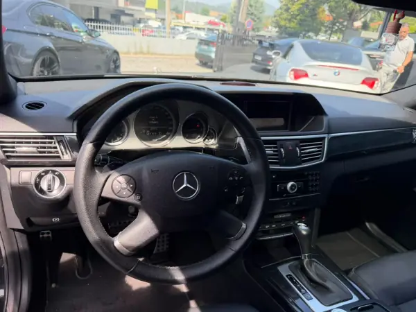 Mercedes-Benz E 250 2010 - 13900 EUR, 278000 km - AUTO.MOTO.pt - 278000km - foto 8 de 15