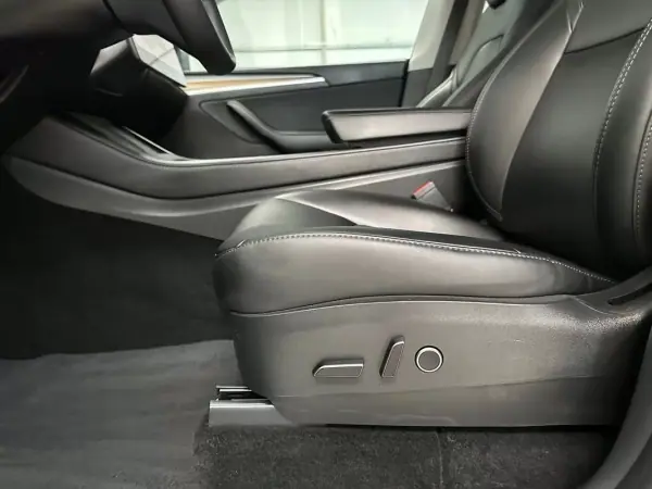 Tesla Model Y 2023 - 32800 EUR, 92000 km - AUTO.MOTO.pt - 92000km - foto 16 de 20