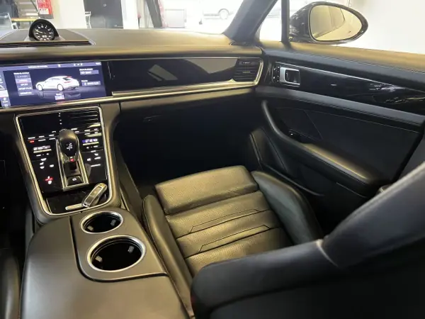 Porsche Panamera Sport Turismo 2020 - 74990 EUR, 120000 km - AUTO.MOTO.pt - 120000km - foto 14 de 56