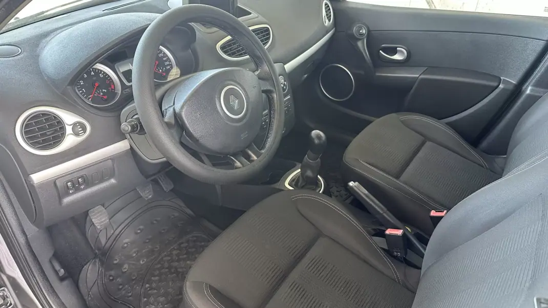Renault Clio 2010 - 3650 EUR, 202000 km - AUTO.MOTO.pt - 202000km - foto 13 de 15