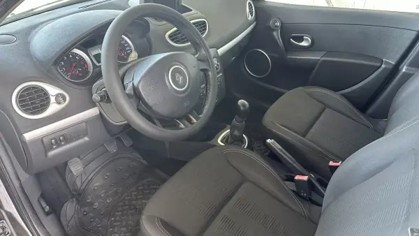 Renault Clio 2010 - 3650 EUR, 202000 km - AUTO.MOTO.pt - 202000km - foto 13 de 15