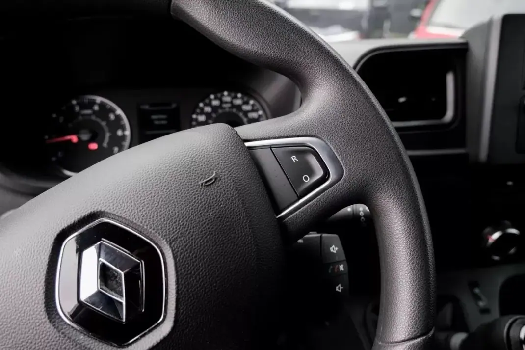 Renault MASTER 2.2DCI CAIXA ABERTA 2023 - 22750 EUR, 166000 km - AUTO.MOTO.pt - 166000km - foto 4 de 20