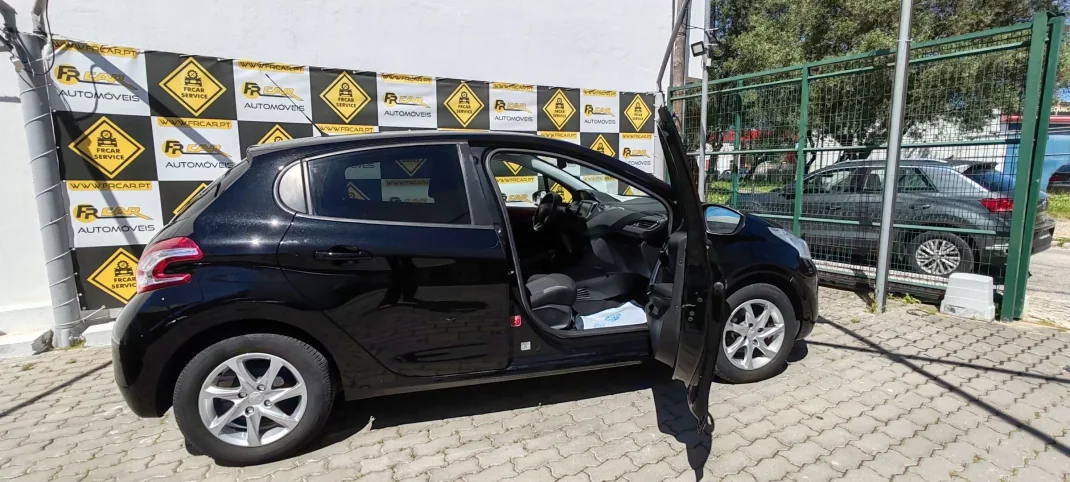 Peugeot 208 2014 - 11900 EUR, 193379 km - 193379km - foto 7 de 23