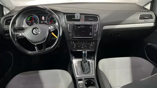 Volkswagen e-Golf 2016 - 9990 EUR, 130000 km - AUTO.MOTO.pt - 130000km - foto 8 de 10