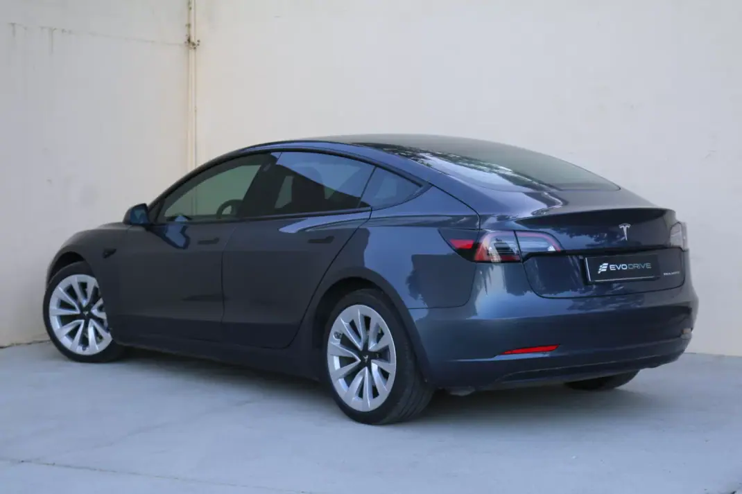 Tesla Model 3 2022 - 28990 EUR, 110500 km - AUTO.MOTO.pt - 110500km - foto 2 de 10