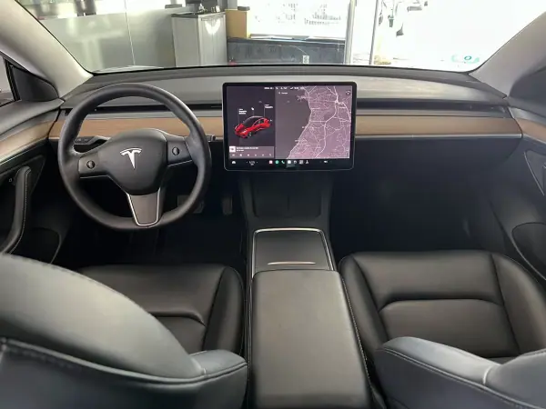 Tesla Model 3 2021 - 29900 EUR, 86555 km - AUTO.MOTO.pt - 86555km - foto 10 de 17
