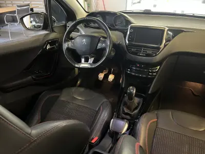 Peugeot 2008 2017 - 10990 EUR, 95000 km - 95000km - foto 10 de 43