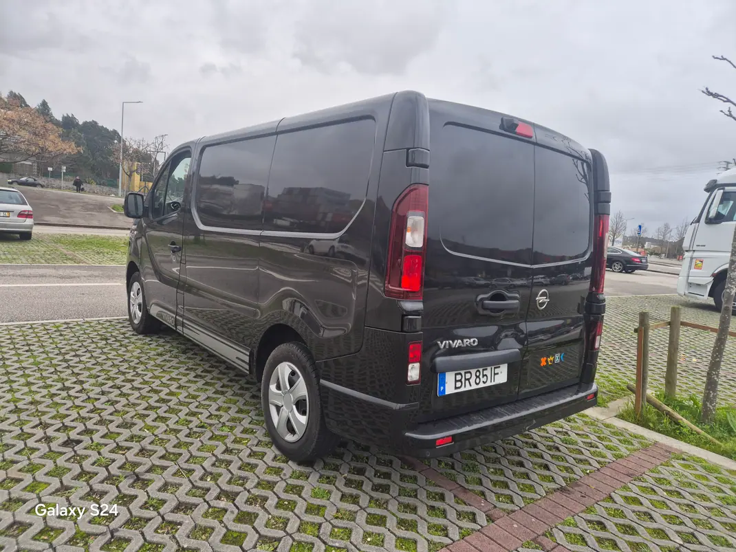 Opel Vivaro 2018 - 12900 EUR, 220000 km - AUTO.MOTO.pt - 220000km - foto 6 de 12