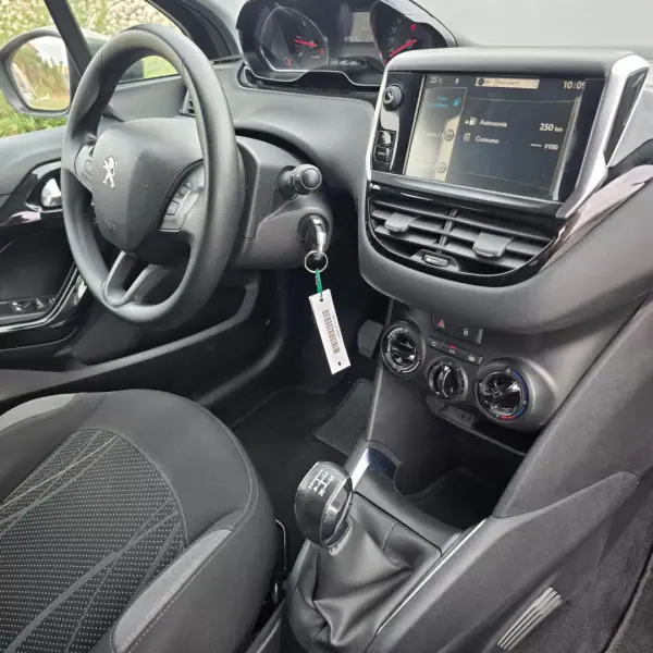 Peugeot 208 2012 - 7450 EUR, 127525 km - AUTO.MOTO.pt - 127525km - foto 10 de 16