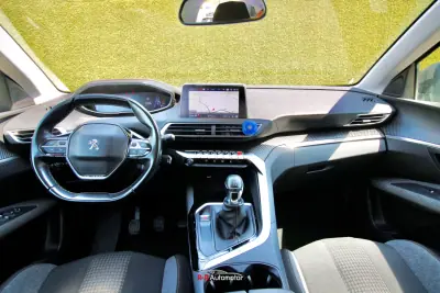 Peugeot 3008 2019 - 15900 EUR, 208000 km - AUTO.MOTO.pt - 208000km - foto 13 de 30