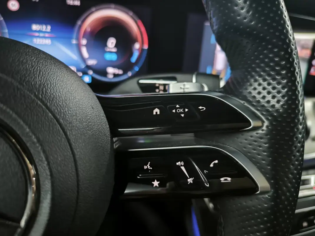 Mercedes-Benz E 300 2022 - 35950 EUR, 122245 km - AUTO.MOTO.pt - 122245km - foto 39 de 43