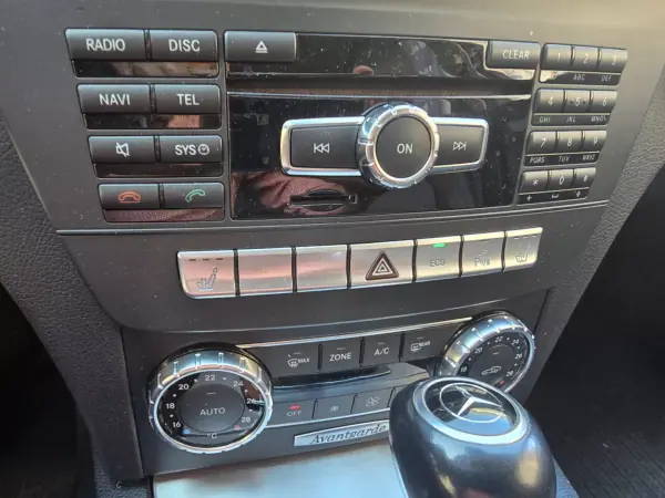 Mercedes-Benz C 250 2011 - 9999 EUR, 353413 km - AUTO.MOTO.pt - 353413km - foto 19 de 24
