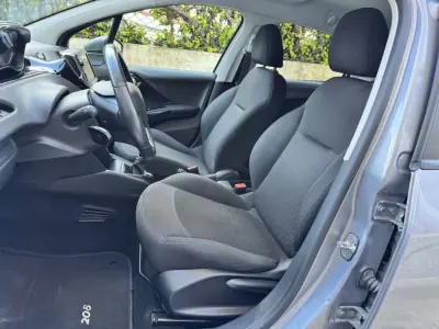 Peugeot 208 2018 - 11900 EUR, 123326 km - AUTO.MOTO.pt - 123326km - foto 21 de 25