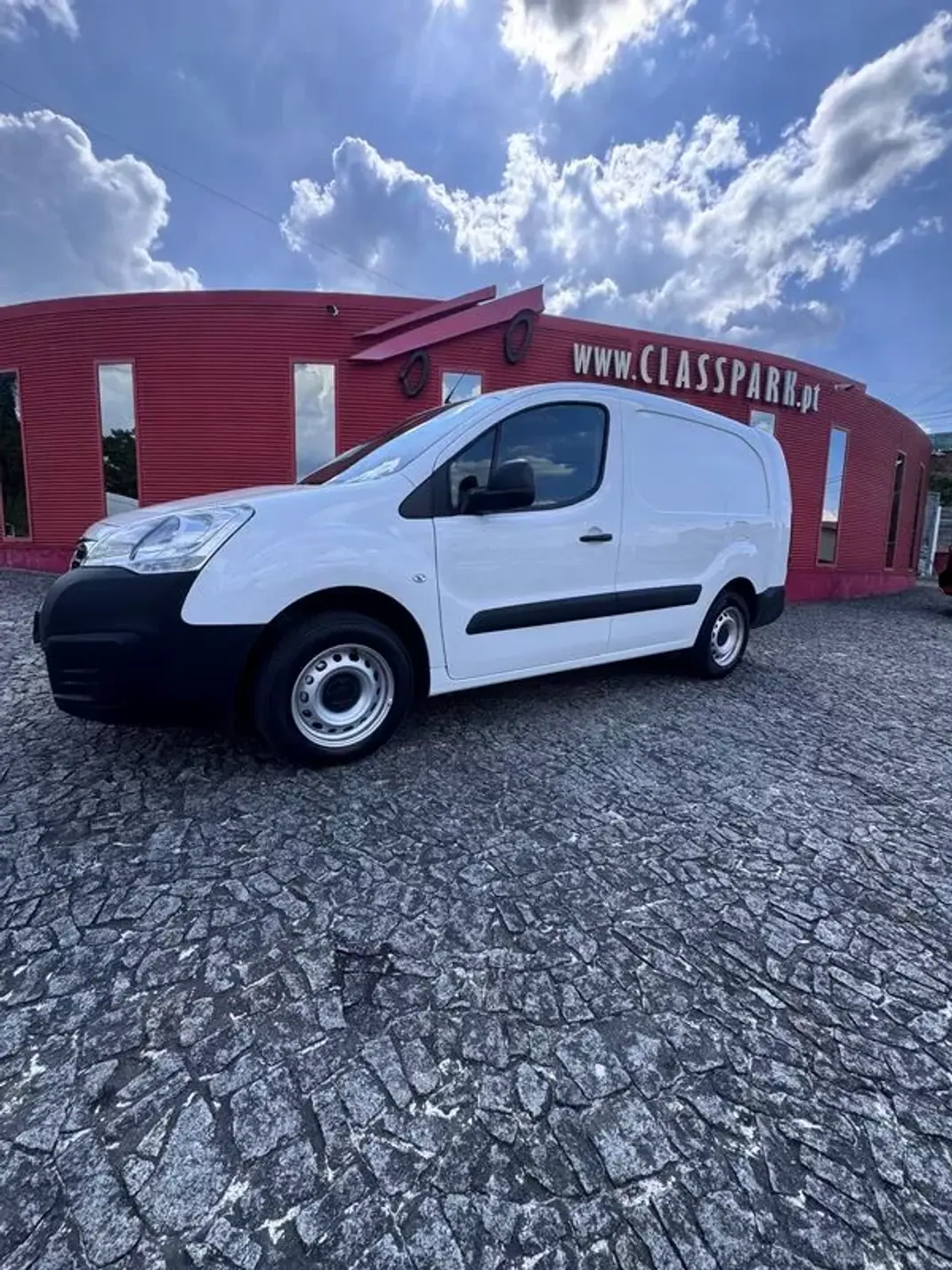 Peugeot 2017 - 10900 EUR, 168000 km - AUTO.MOTO.pt - 168000km - foto 3 de 8