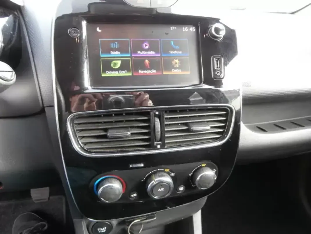 Renault Clio Sport Tourer 2019 - 10600 EUR, 193571 km - AUTO.MOTO.pt - 193571km - foto 15 de 29
