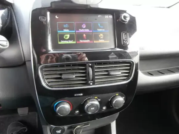 Renault Clio Sport Tourer 2019 - 10600 EUR, 193571 km - AUTO.MOTO.pt - 193571km - foto 15 de 29