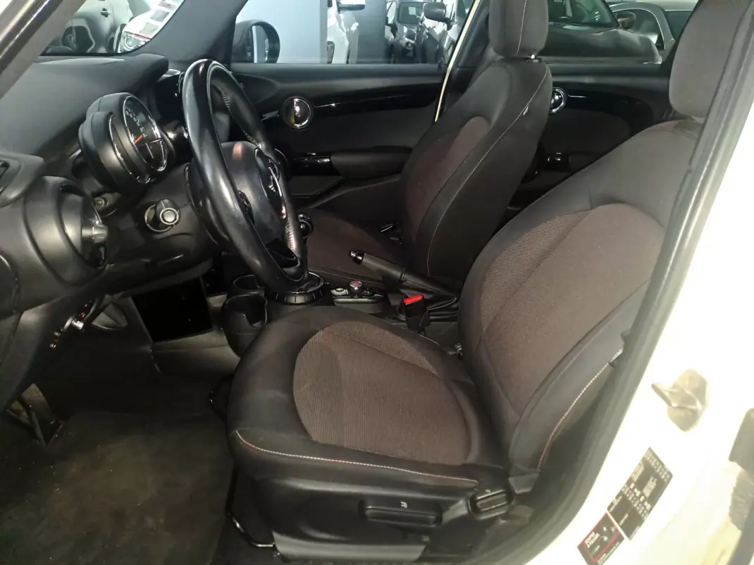 MINI 5 Portas 2015 - 12500 EUR, 130000 km - AUTO.MOTO.pt - 130000km - foto 8 de 19