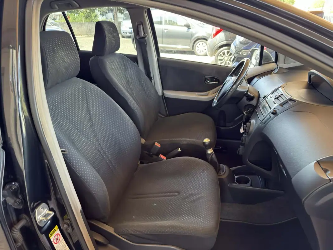 Toyota Yaris 2010 - 5500 EUR, 207295 km - AUTO.MOTO.pt - 207295km - foto 24 de 26