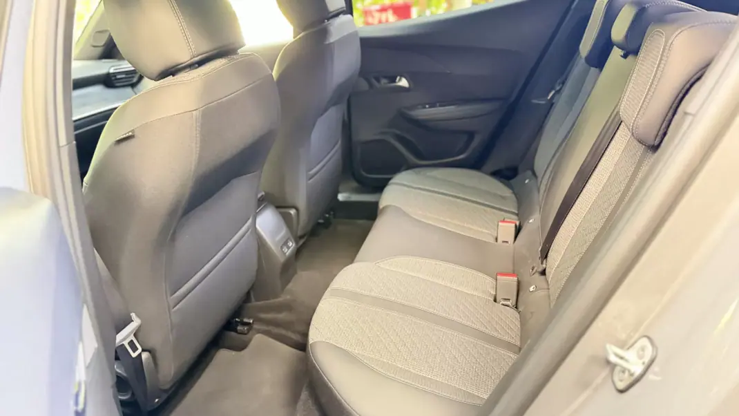 Peugeot e-2008 2025 - 25900 EUR, 13646 km - AUTO.MOTO.pt - 13646km - foto 13 de 22