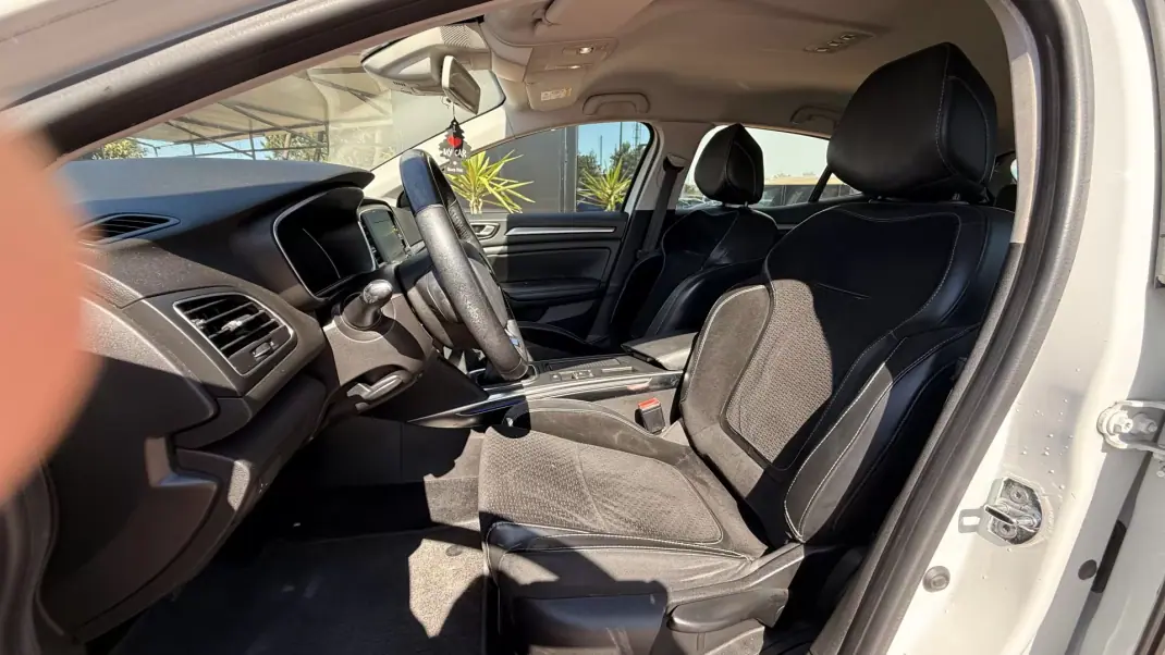 Renault Mégane 2016 - 8990 EUR, 208000 km - AUTO.MOTO.pt - 208000km - foto 26 de 27
