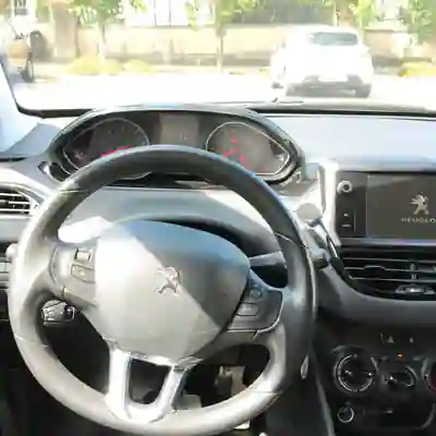 Peugeot 208 2014 - 6500 EUR, 255000 km - AUTO.MOTO.pt - 255000km - foto 11 de 11