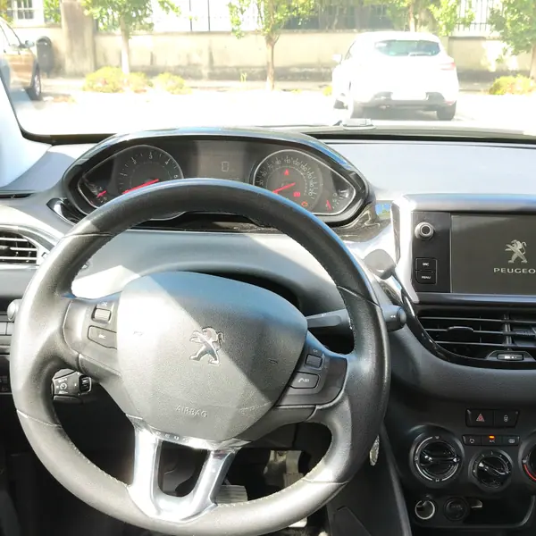 Peugeot 208 2014 - 6500 EUR, 255000 km - AUTO.MOTO.pt - 255000km - foto 11 de 11