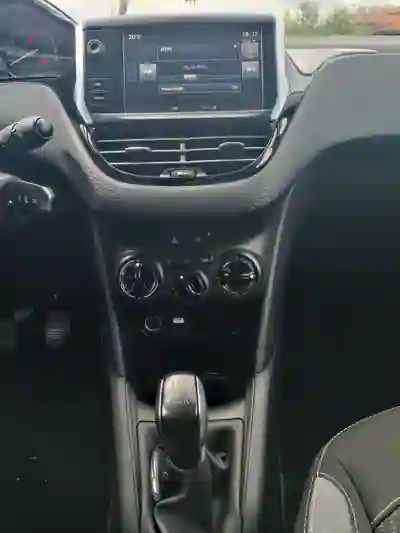 Peugeot 208 2017 - 8500 EUR, 215800 km - AUTO.MOTO.pt - 215800km - foto 10 de 12