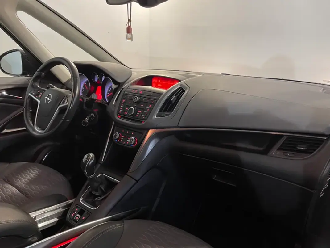 Opel Zafira 2012 - 9750 EUR, 227000 km - AUTO.MOTO.pt - 227000km - foto 17 de 31