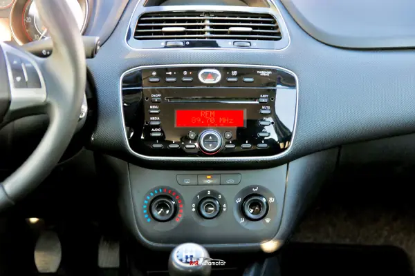 Fiat Punto 2015 - 7300 EUR, 165000 km - AUTO.MOTO.pt - 165000km - foto 17 de 20