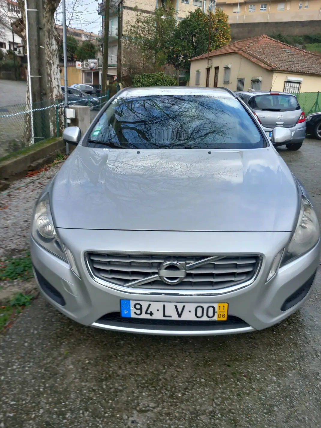 Volvo V60 2011 - 9750 EUR, 150000 km - AUTO.MOTO.pt - 150000km - foto 1 de 9