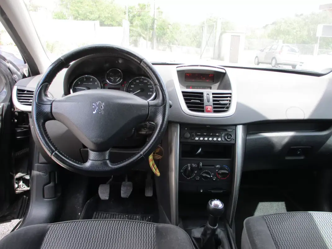 Peugeot 207 2007 - 4500 EUR, 180000 km - AUTO.MOTO.pt - 180000km - foto 9 de 11