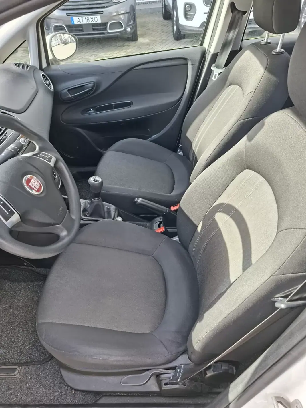 Fiat Punto 2017 - 8750 EUR, 114752 km - AUTO.MOTO.pt - 114752km - foto 12 de 26
