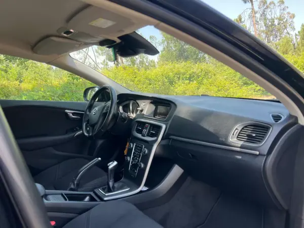 Volvo V40 2017 - 15900 EUR, 120000 km - AUTO.MOTO.pt - 120000km - foto 20 de 39