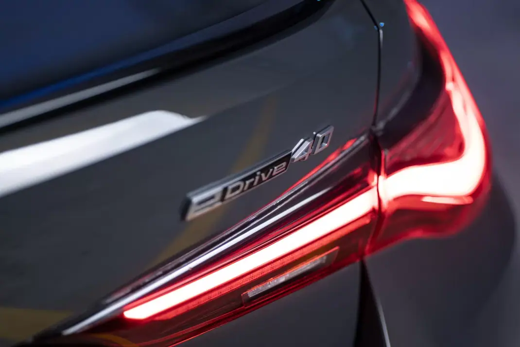 BMW i4 2023 - 43000 EUR, 33000 km - AUTO.MOTO.pt - 33000km - foto 11 de 25