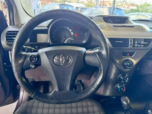 Toyota iQ 2009 - 7990 EUR, 180000 km - AUTO.MOTO.pt - 180000km - foto 13 de 17