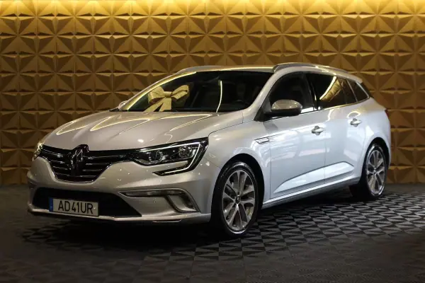 Renault Mégane Sport Tourer 2020 - 15900 EUR, 137000 km - AUTO.MOTO.pt - 137000km - foto 12 de 37