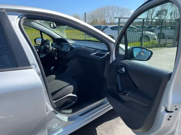 Peugeot 208 2018 - 10250 EUR, 88200 km - AUTO.MOTO.pt - 88200km - foto 16 de 17