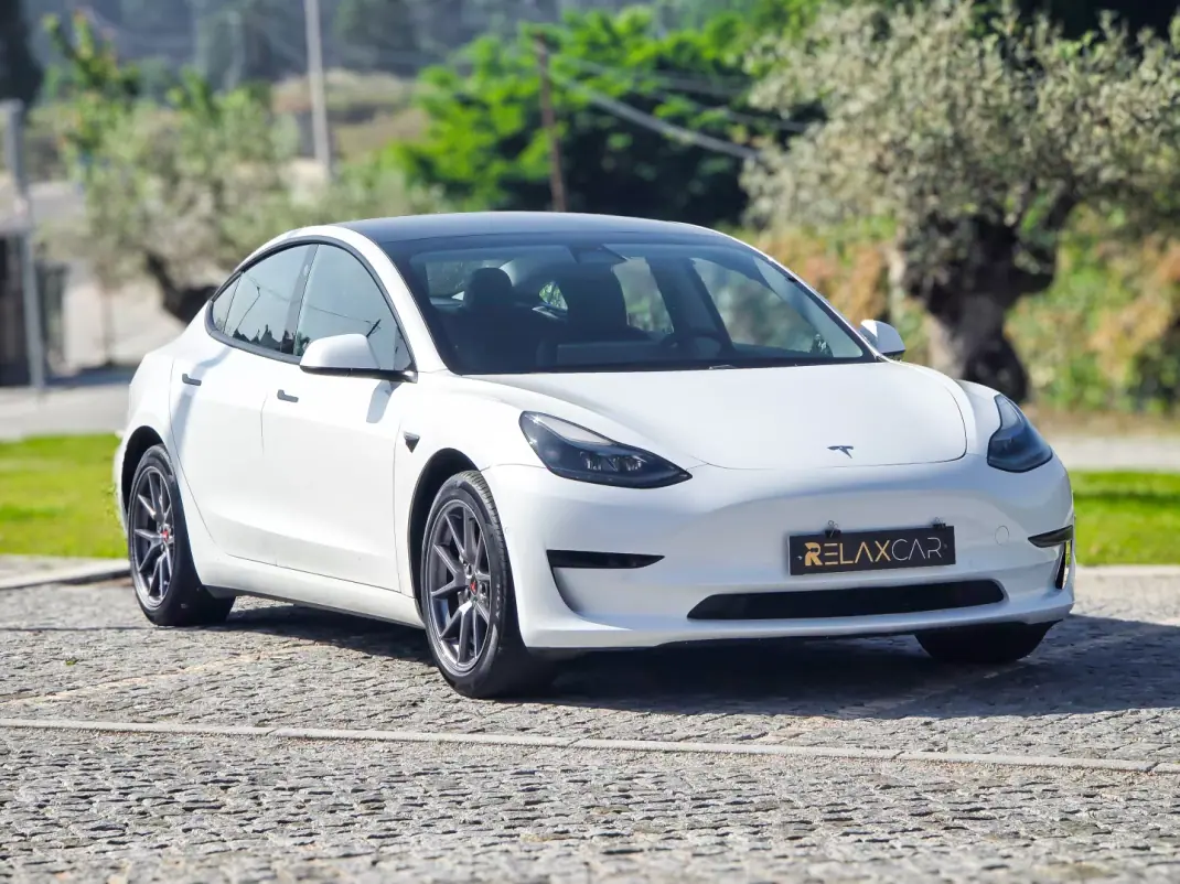 Tesla Model 3 2021 - 24990 EUR, 113300 km - AUTO.MOTO.pt - 113300km - foto 1 de 26