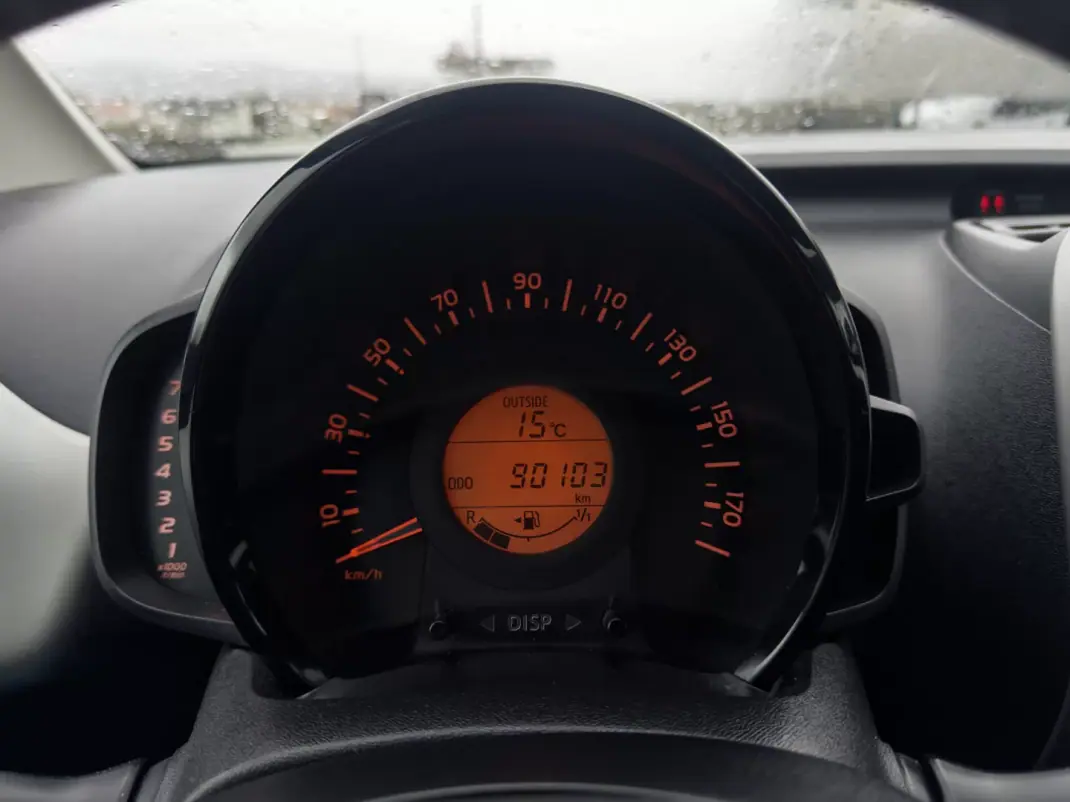 Toyota Aygo 2018 - 9990 EUR, 90000 km - AUTO.MOTO.pt - 90000km - foto 12 de 28
