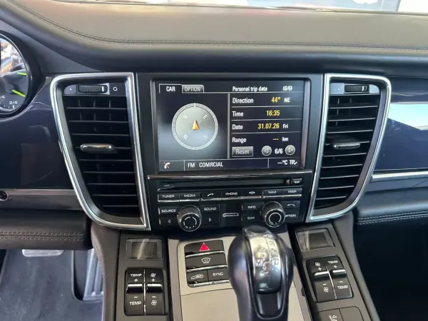 Porsche Panamera 2015 - 39900 EUR, 124815 km - AUTO.MOTO.pt - 124815km - foto 24 de 41