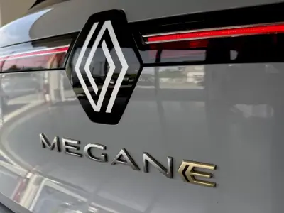 Renault Mégane E-Tech 2022 - 24999 EUR, 27000 km - AUTO.MOTO.pt - 27000km - foto 33 de 116